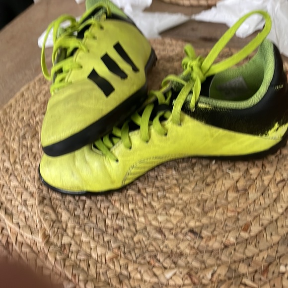 Lime green cleats - Picture 2 of 3